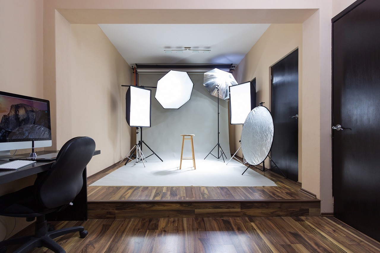 Jakie korzyści niesie zastosowanie platformy obrotowej do zdjęć w studio fotograficznym?